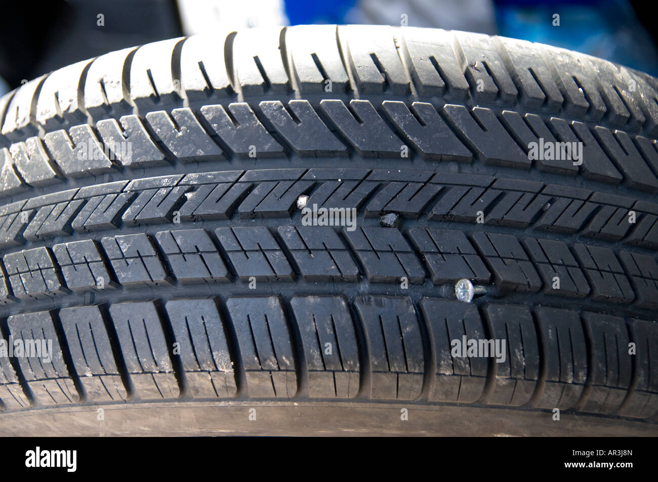 Un pneu tubeless crevé par une vis la vis peut être vu dans l'angle  inférieur gauche de l'image Photo Stock - Alamy