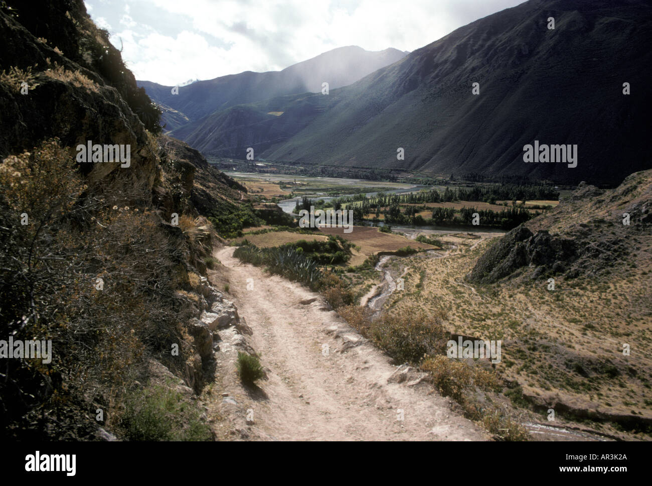 La voie menant à Salinas terrasses de sel près de Cusco au Pérou. Flux de sel est à droite. Banque D'Images