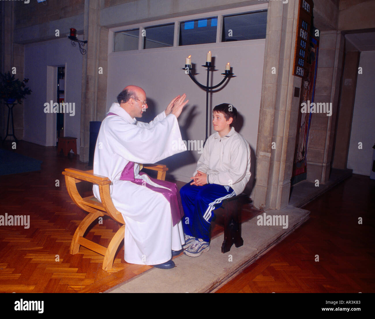 Prêtre & pénitent St Bernard's la réconciliation de l'Église Catholique Banque D'Images