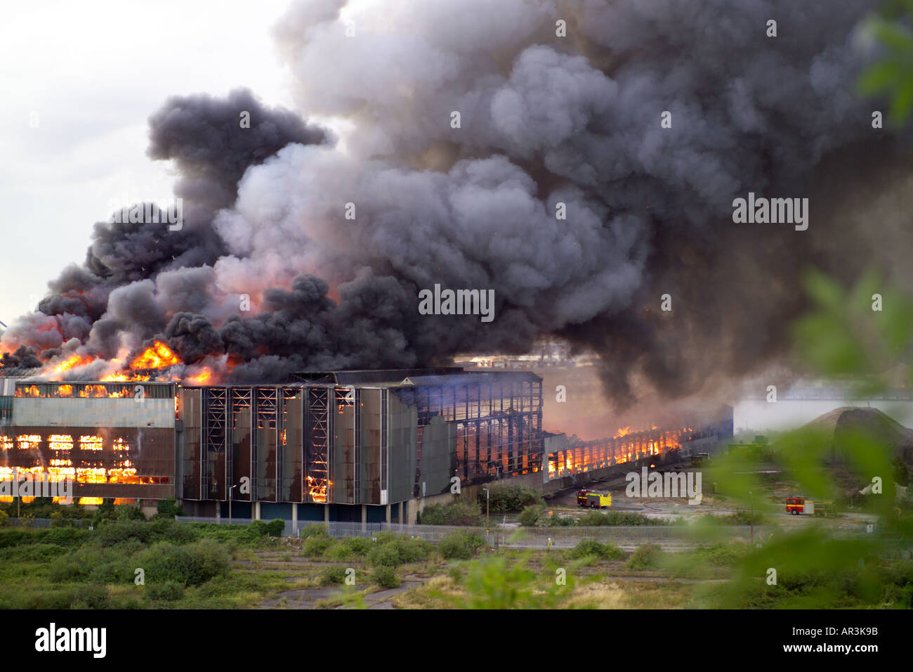 Grand feu d'usine à papier en entrepôt Northfleet Kent Banque D'Images