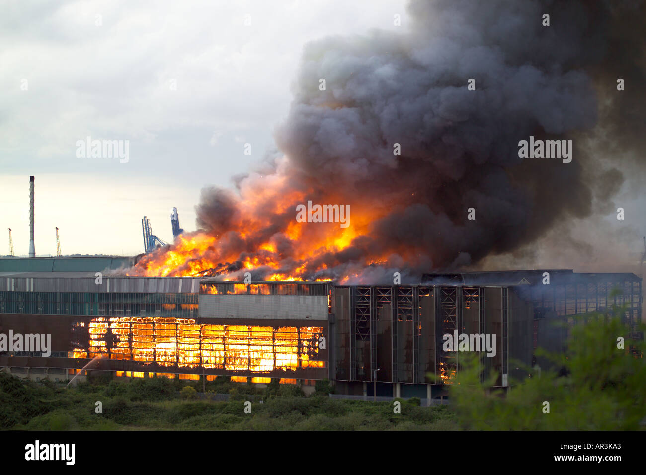 Grand feu d'usine à papier en entrepôt Northfleet Kent Banque D'Images