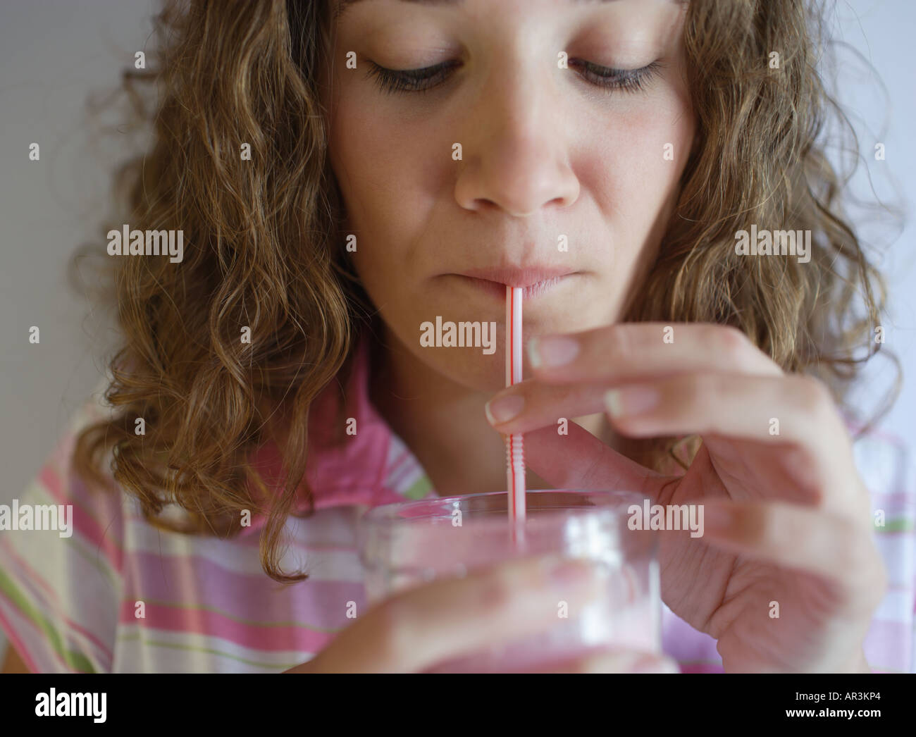 Young Girl drinking milk-shake aux fraises Banque D'Images