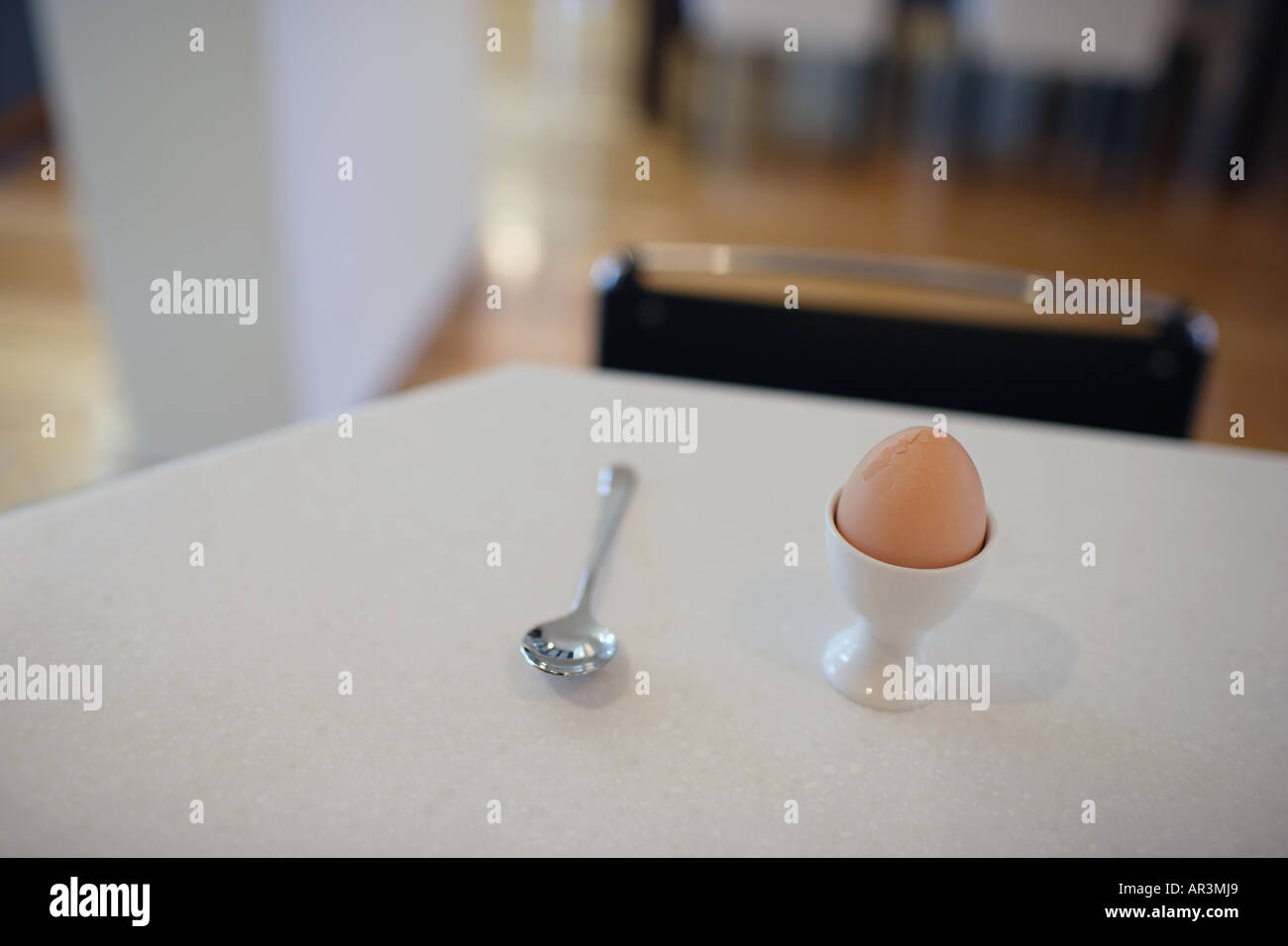 Un oeuf dur en coquetier avec cuillère sur la table Banque D'Images