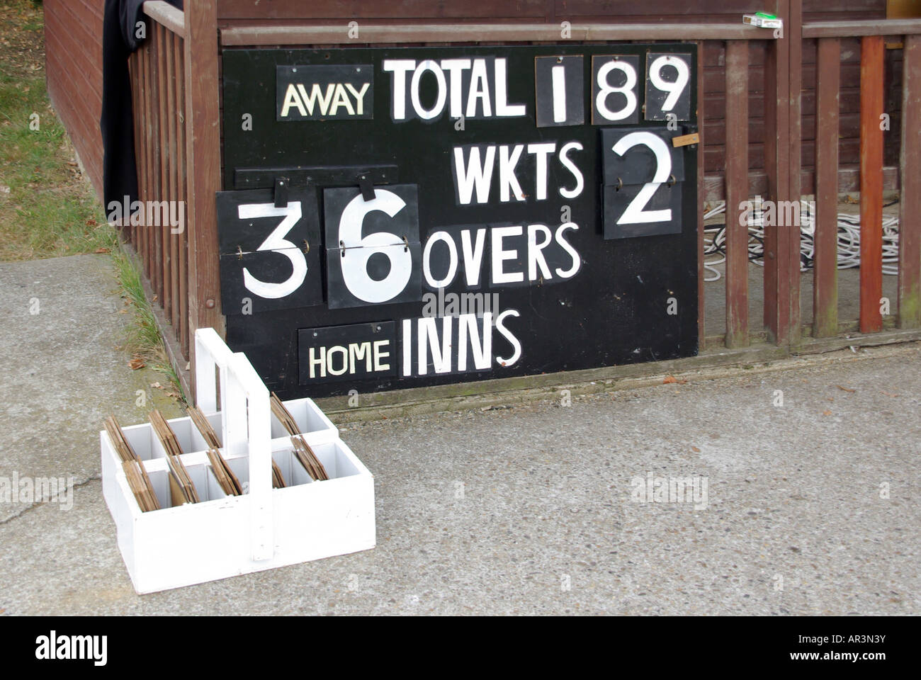 Margaretting village green cricket scoreboard Banque D'Images