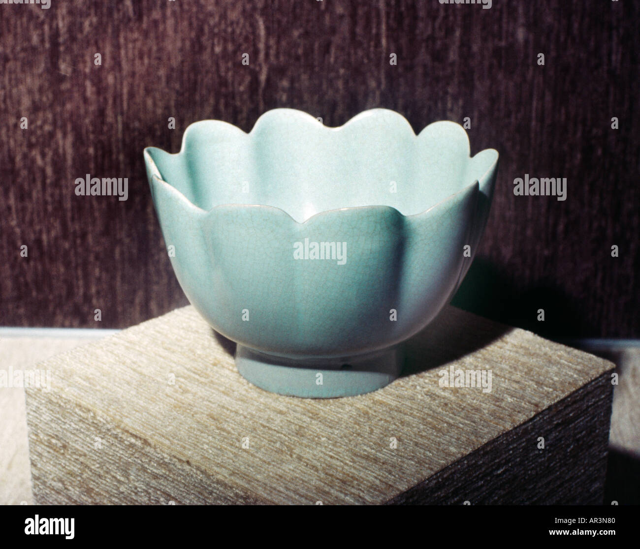 Taipei Taiwan National Palace Museum Artifact The Warming Bowl Ru-Ware rare poterie chinoise de la dynastie Song Banque D'Images