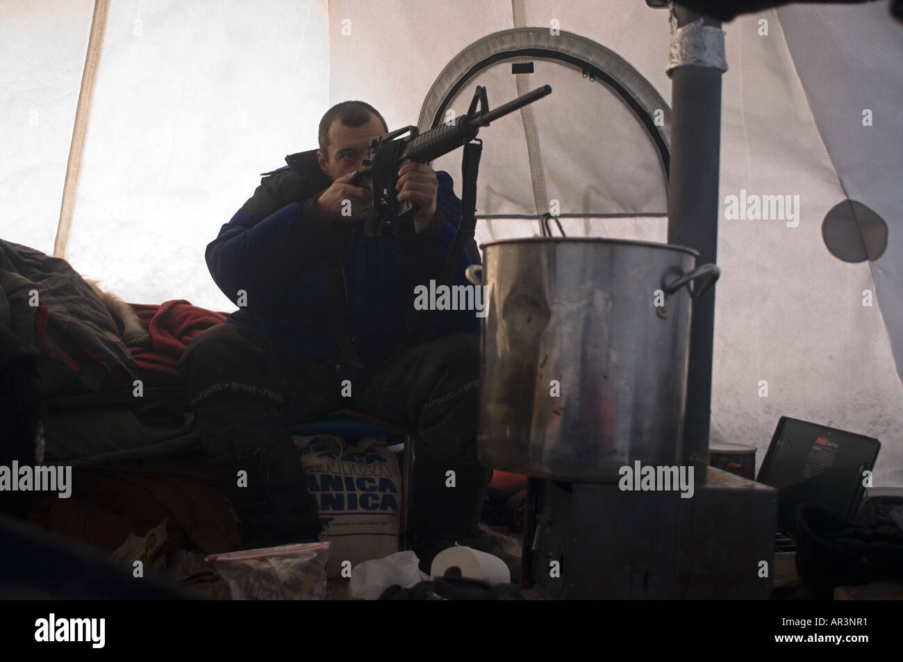 Guides inupiat Jack Kayotuk s'habiller pour des conditions de l'Arctique 2040 camp ci-dessous F Arctic National Wildlife Refuge en Alaska Banque D'Images