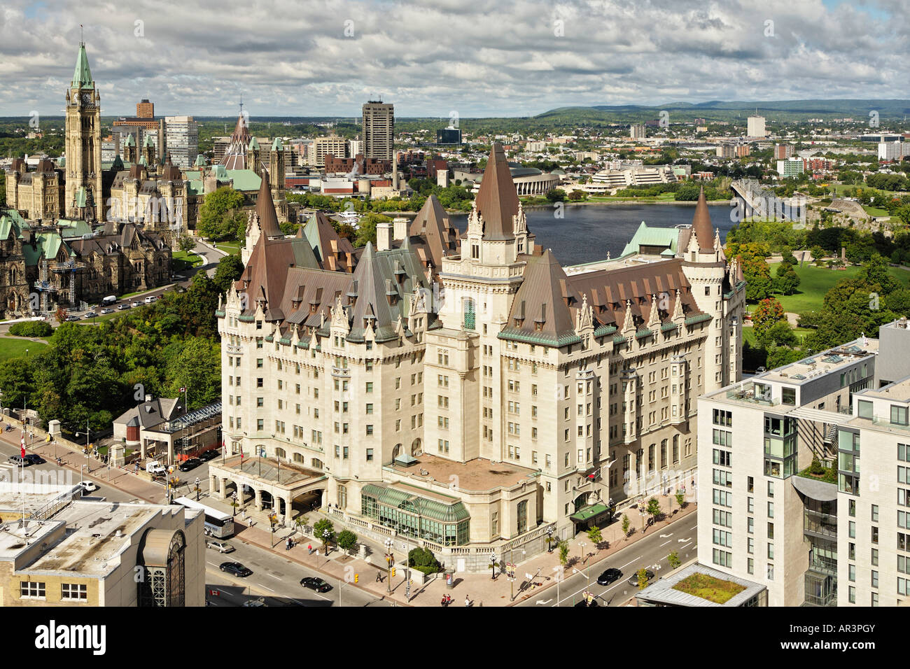 Hotel Fairmont Chateau Laurier Et Le Paysage Environnant Des Edifices Gouvernementaux De La Colline Du Parlement A Ottawa Ontario Canada Photo Stock Alamy