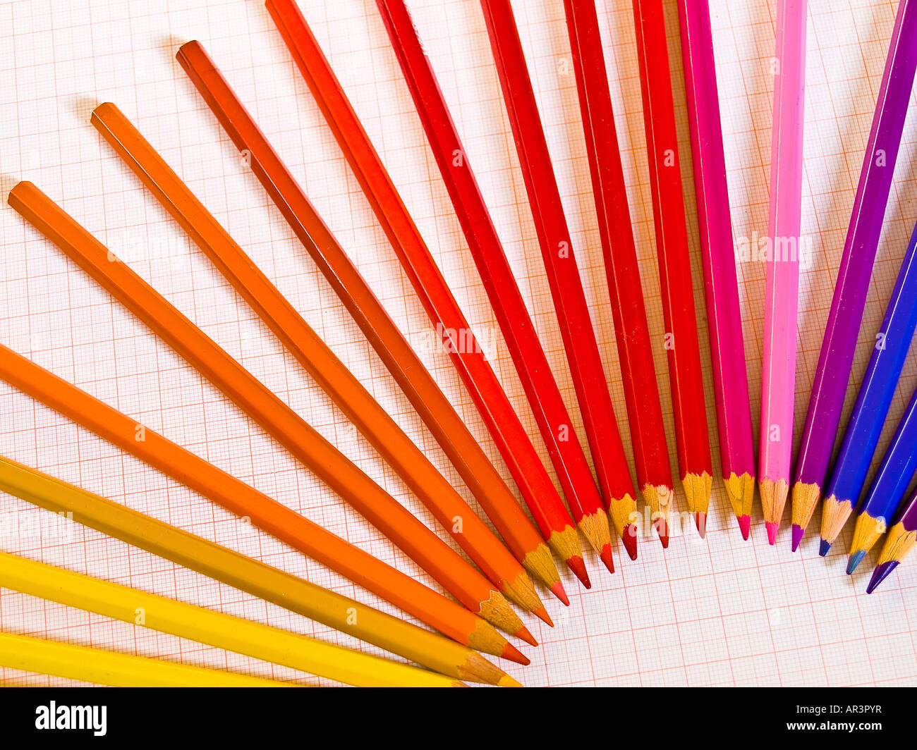 Arrangement de crayons de couleur sur papier quadrillé Banque D'Images
