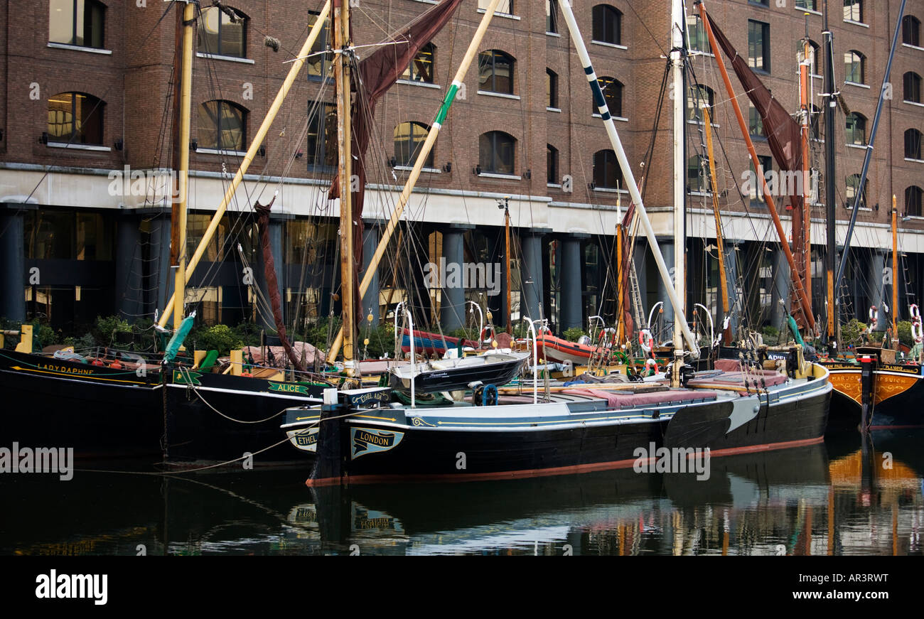 Barge à St Katherines Dock,London,UK Banque D'Images