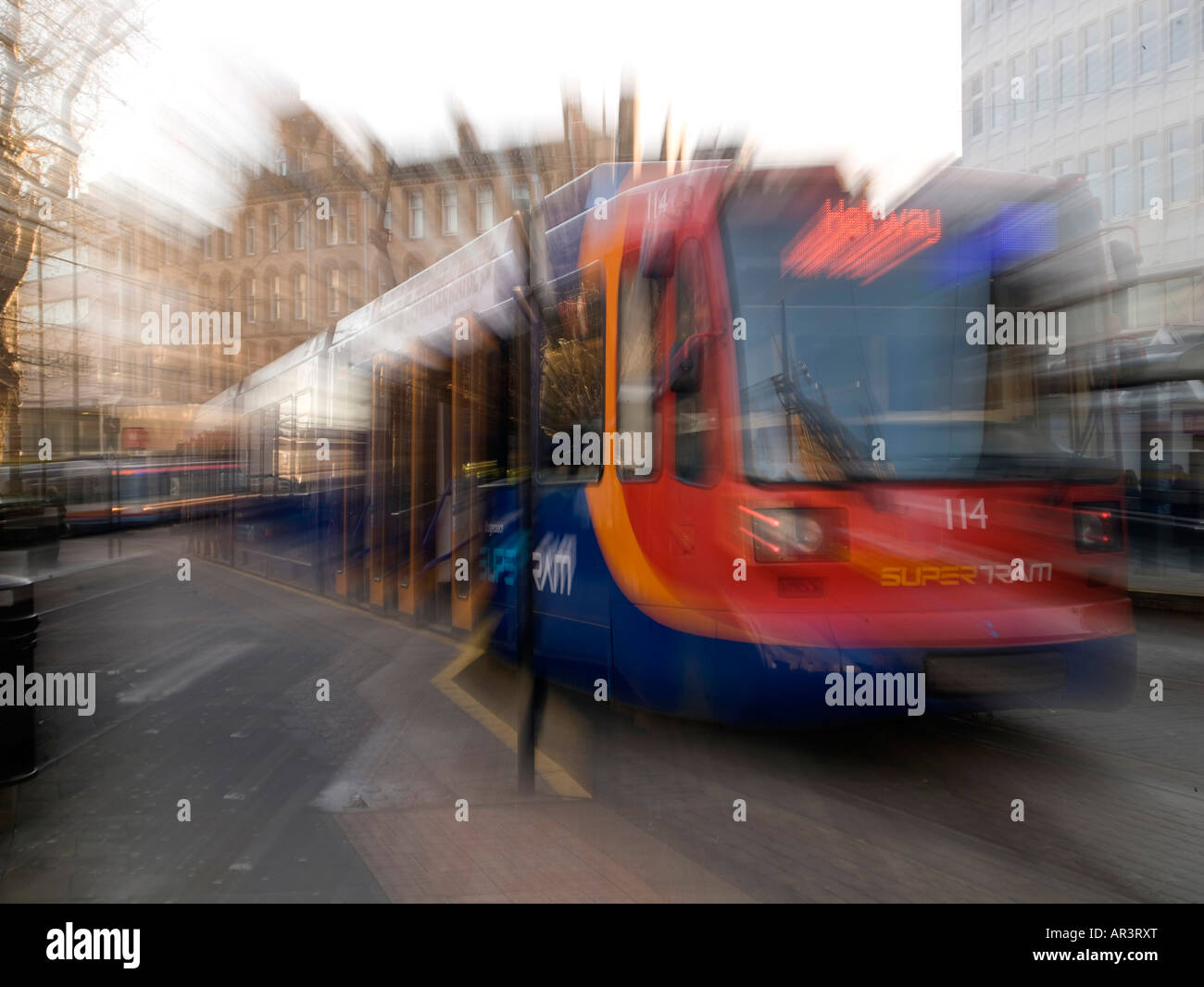 Supertram Sheffield, South Yorkshire, dans le Nord de l'Angleterre, tram déménagement et flou Banque D'Images