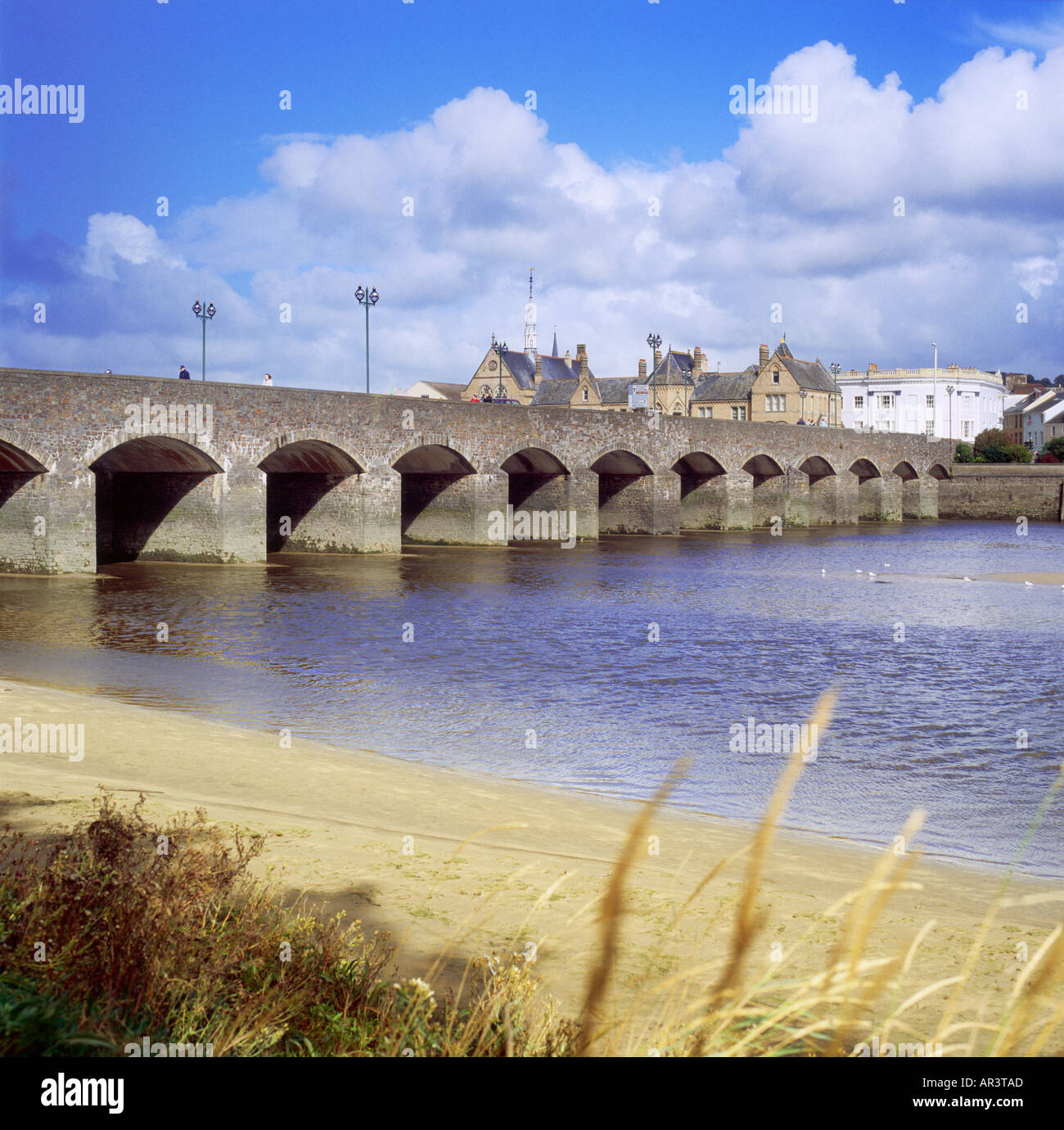 Le 15e siècle grand pont au-dessus de la rivière Taw à Barnstaple Devon Banque D'Images