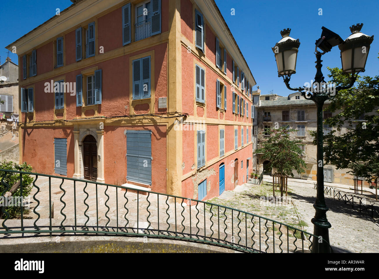 Bâtiment typique dans le quartier de Terra Nova, près de la Citadelle, Bastia, Corse, France Banque D'Images