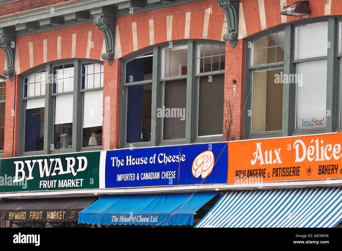 Signes sur l'édifice du Marché By, Québec Banque D'Images