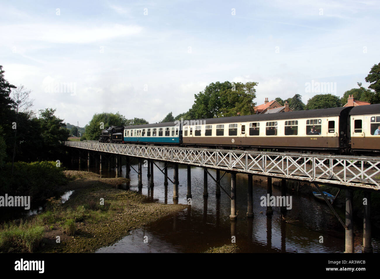 Train à vapeur traverse la rivière Esk à Ruswarp, Yorkshire du Nord Banque D'Images