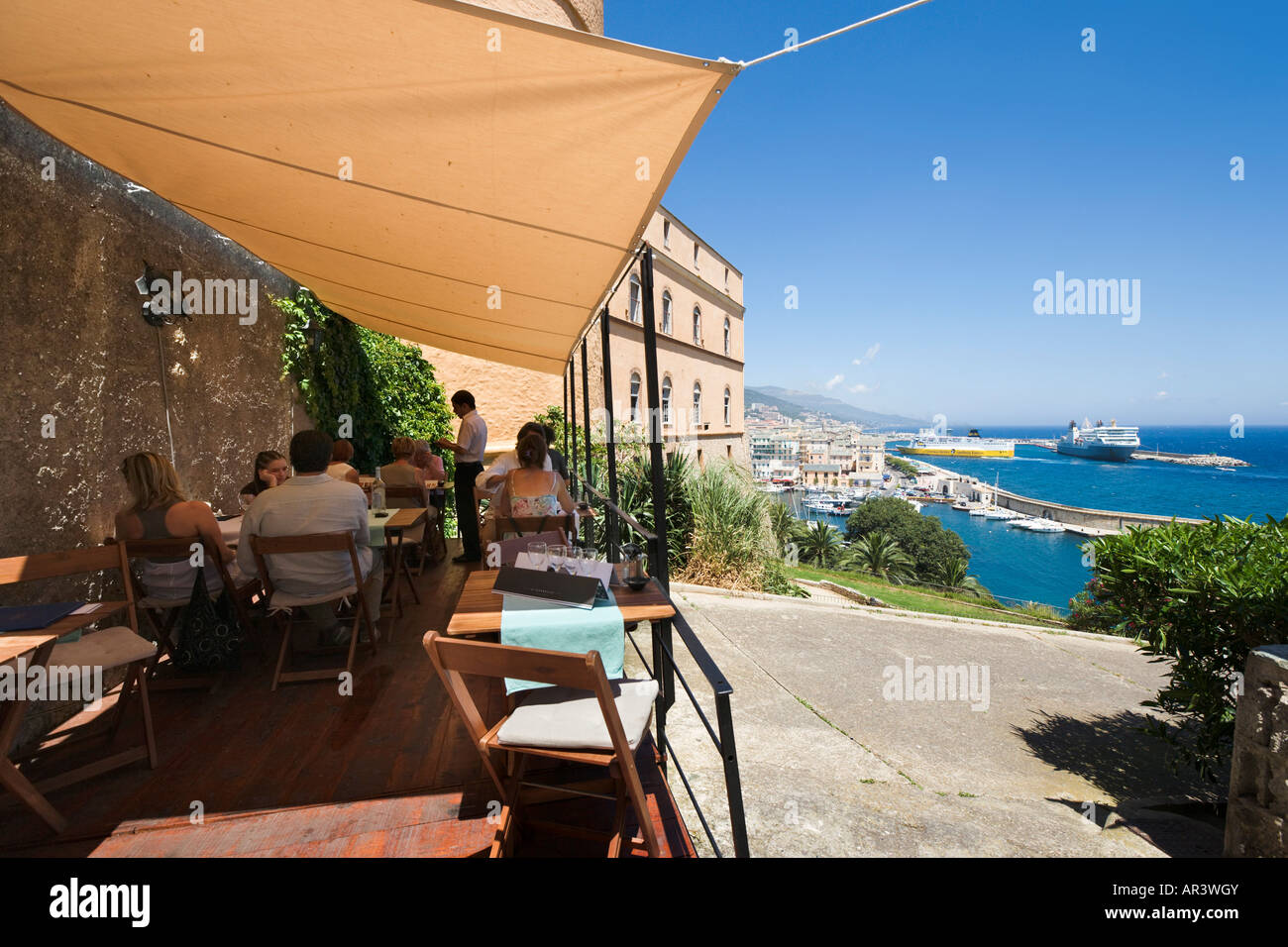 Café et vue sur le Vieux Port de la Citadelle, Terra Nova, Bastia, Corse, France Banque D'Images