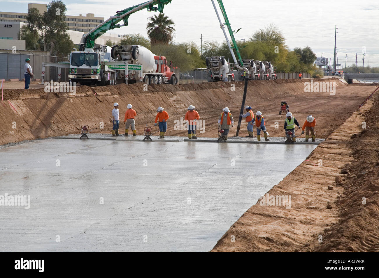 L'approvisionnement en eau ligne travailleurs canal avec du béton afin de diminuer la perte d'eau Banque D'Images