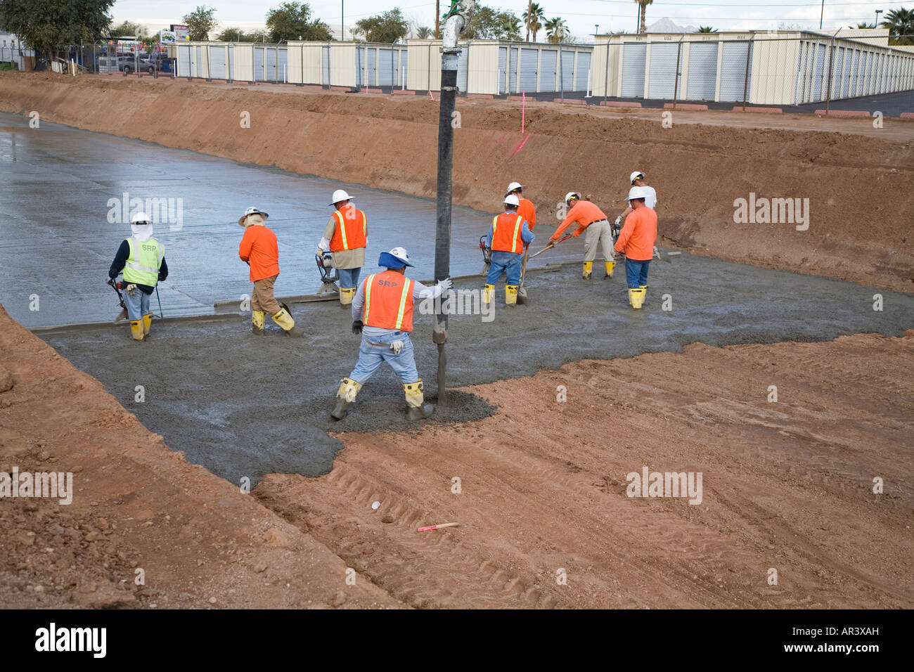 L'approvisionnement en eau ligne travailleurs canal avec du béton afin de diminuer la perte d'eau Banque D'Images