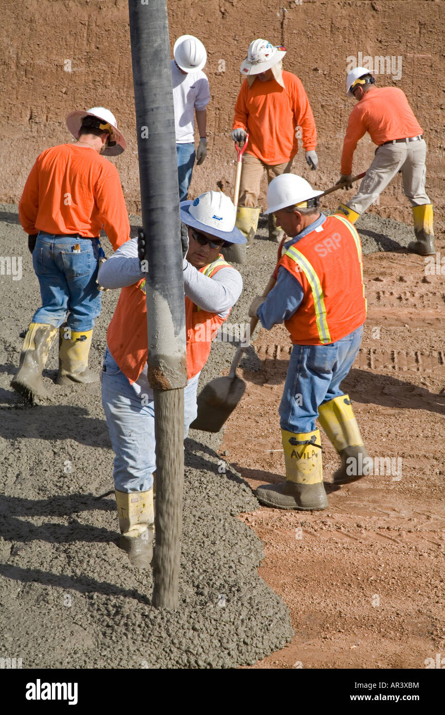 L'approvisionnement en eau ligne travailleurs canal avec du béton afin de diminuer la perte d'eau Banque D'Images