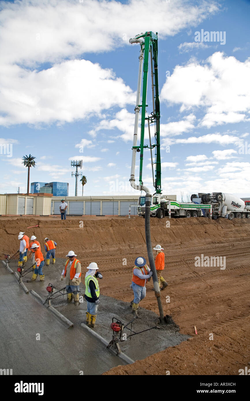 L'approvisionnement en eau ligne travailleurs canal avec du béton afin de diminuer la perte d'eau Banque D'Images