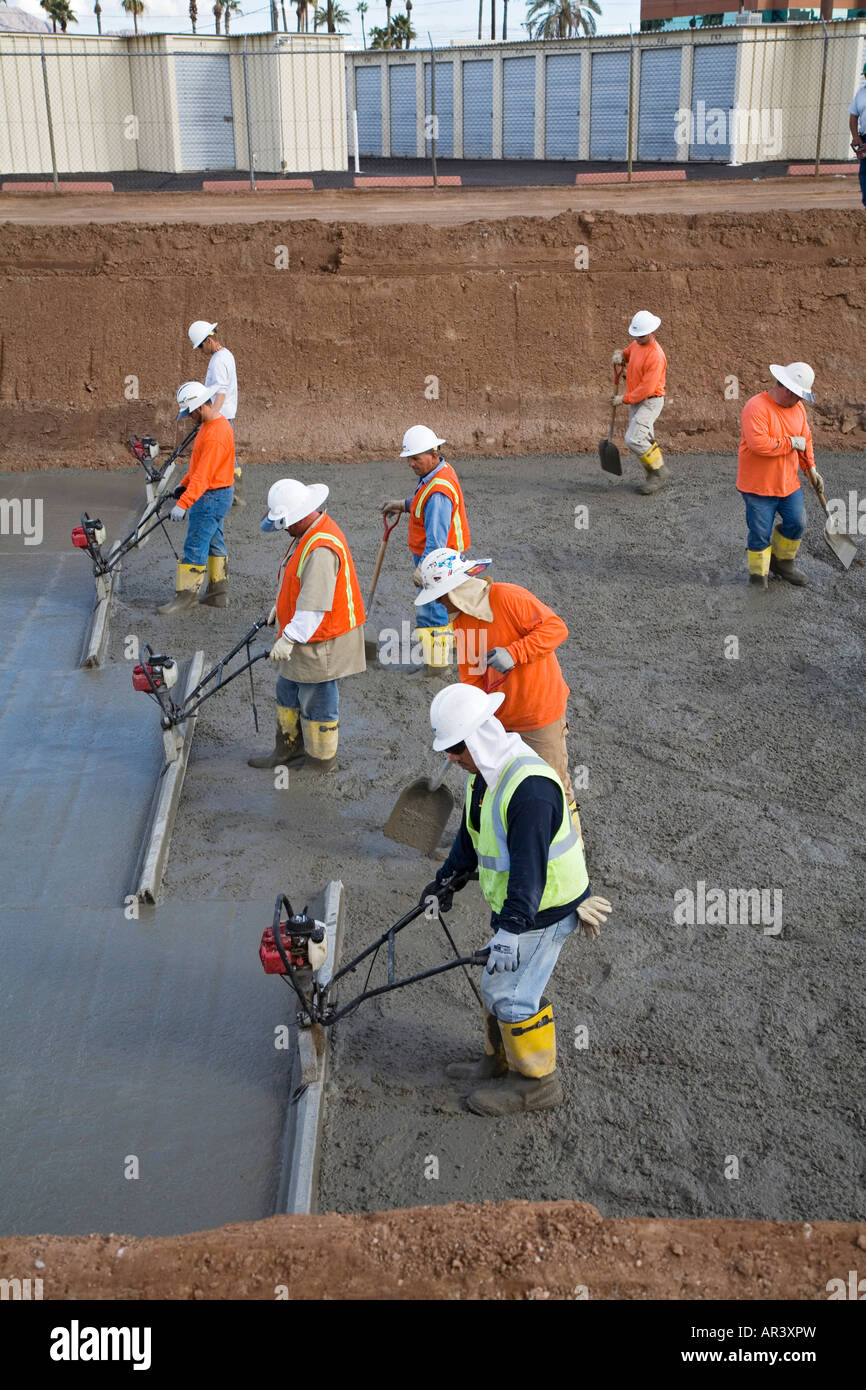 L'approvisionnement en eau ligne travailleurs canal avec du béton afin de diminuer la perte d'eau Banque D'Images