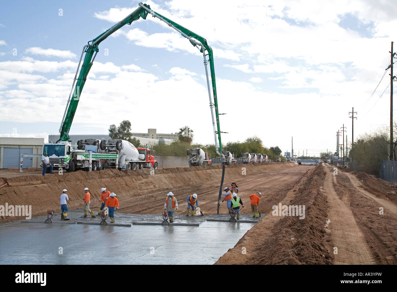 L'approvisionnement en eau ligne travailleurs canal avec du béton afin de diminuer la perte d'eau Banque D'Images