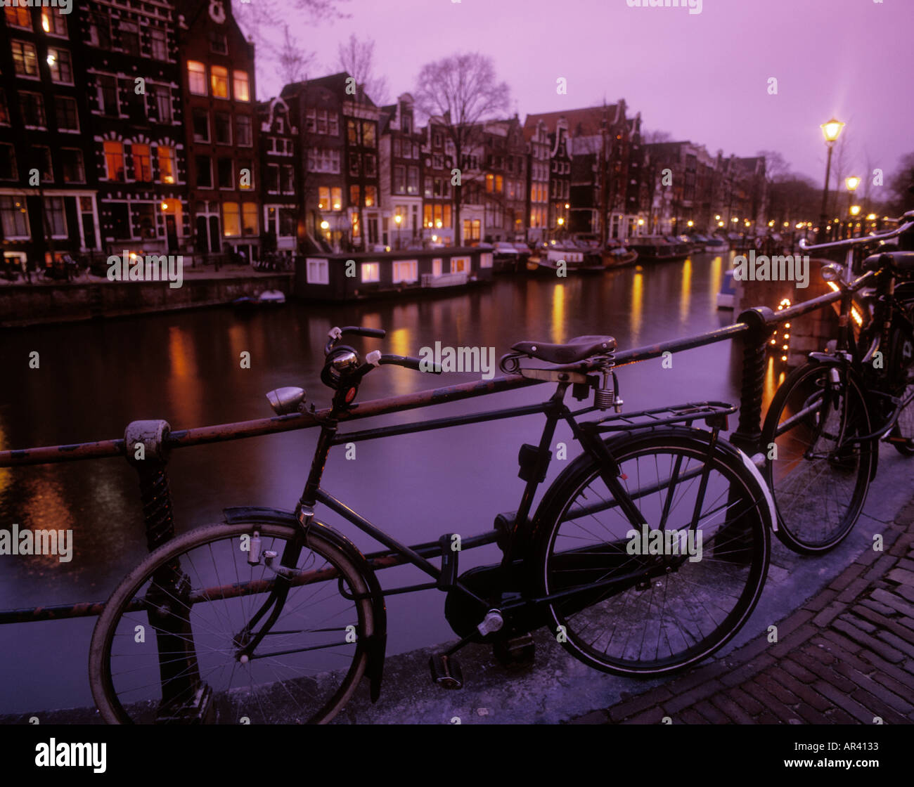 Bicyclettes Herengracht Amsterdam Pays-Bas au crépuscule Banque D'Images
