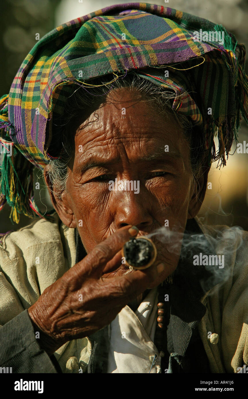 Portrait de vieilles dames fumeurs cigarillos, Portrait, rauchende alte Frauen, cheroot Banque D'Images