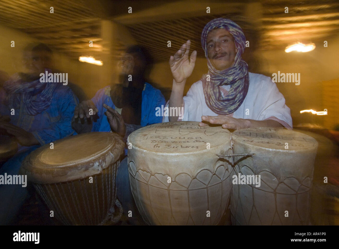 Batteur, percussionniste, Erg Chebbi, Maroc Banque D'Images