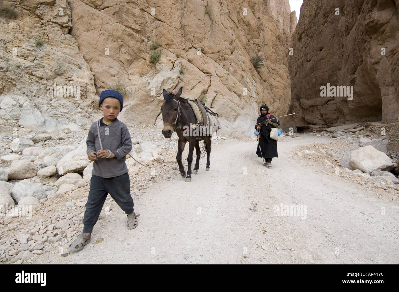 Garçon et femme avec âne, Gorges de Todra, Maroc Banque D'Images