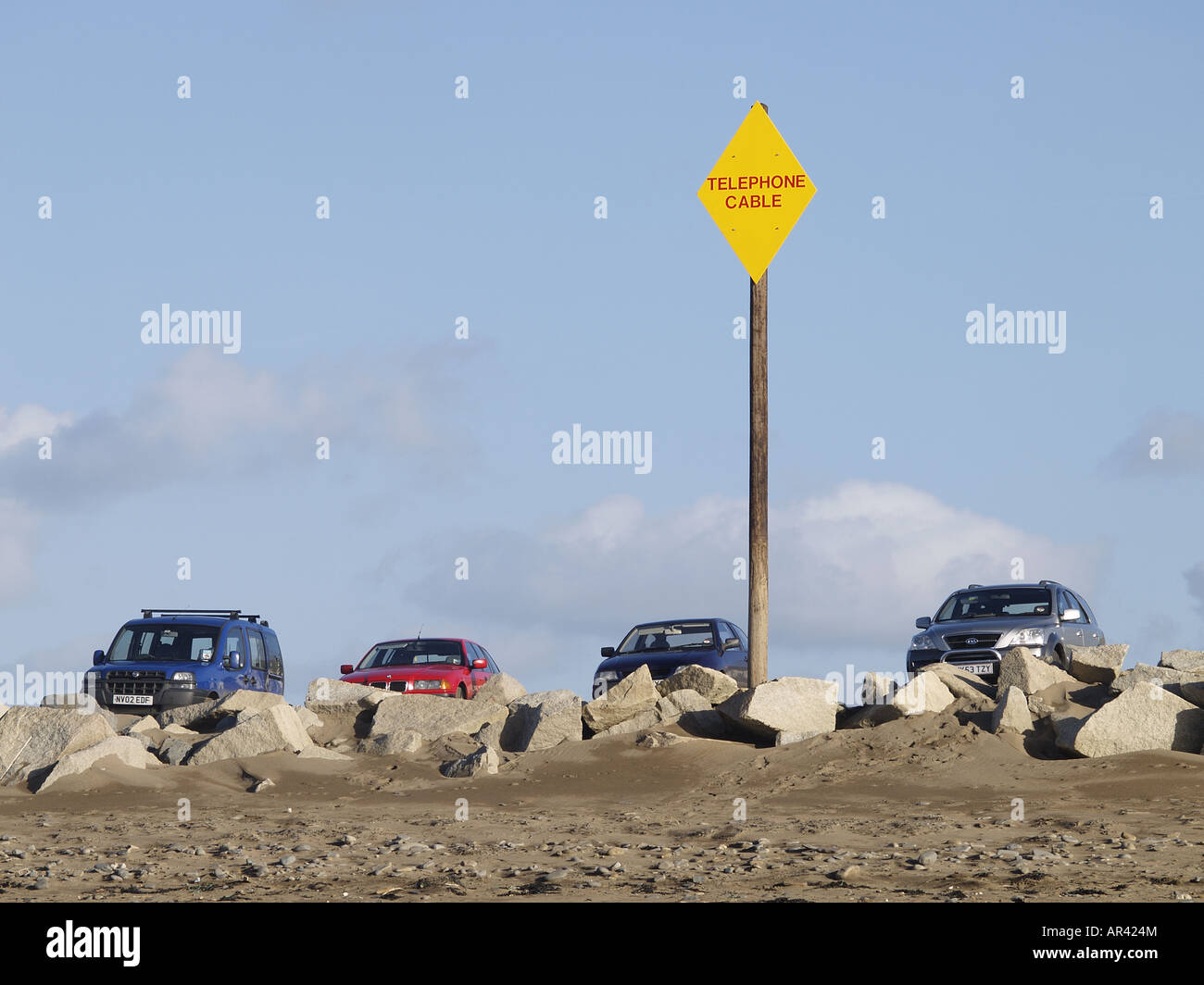 Panneau jaune, montrant l'endroit où les câbles téléphoniques sortent en mer, Widemouth Bay, Cornwall. Banque D'Images