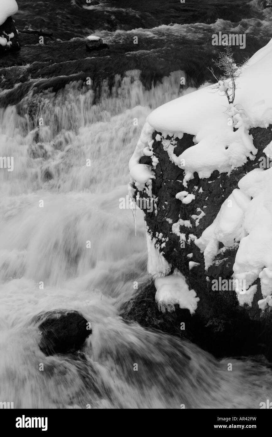 Le Parc National de Yellowstone Madison River rapids Cascade en hiver la neige et la glace Banque D'Images