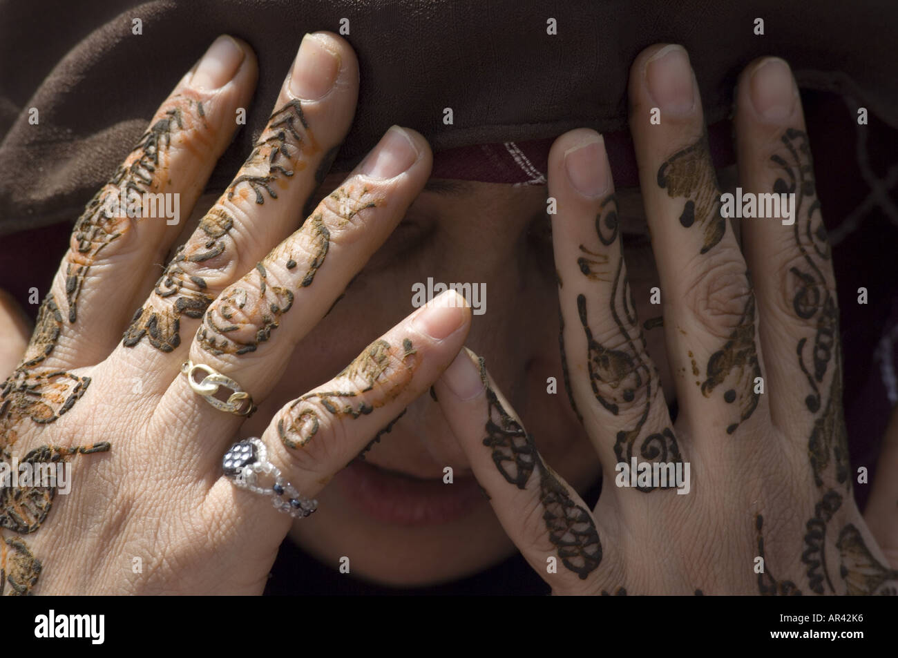 Femme de henné sur les mains, Marrakech, Maroc Banque D'Images