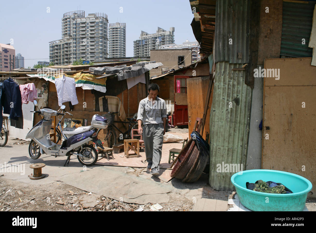 Abriss, demolitian, zone de réaménagement de Hongkou, Abrissgebiet, vivant parmi les maisons démolies, dans Abrissh Wanderarbeiter leben Banque D'Images