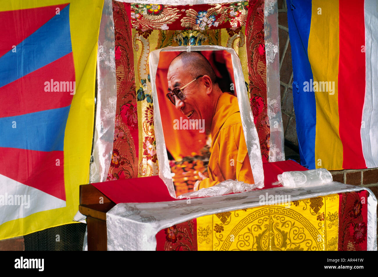 Une photographie sur un autel de TENZING GYATSO, le quatorzième dalaï-lama du Tibet Banque D'Images