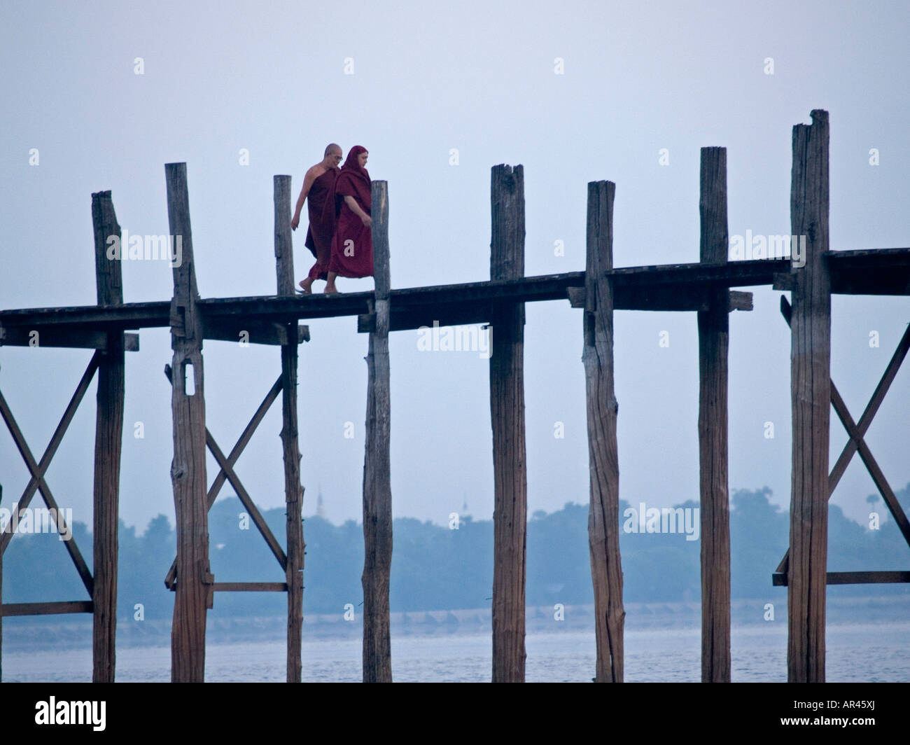 Moines marcher sur le pont en teck U Bein en Birmanie Banque D'Images