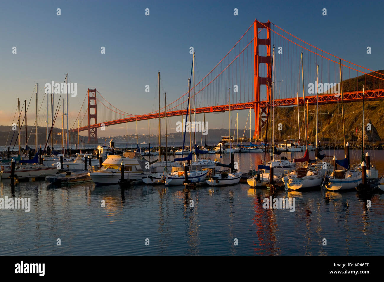 Golden Gate Bridge et San Francisco California à partir de Horseshoe Cove et Presidio Yacht Club Banque D'Images