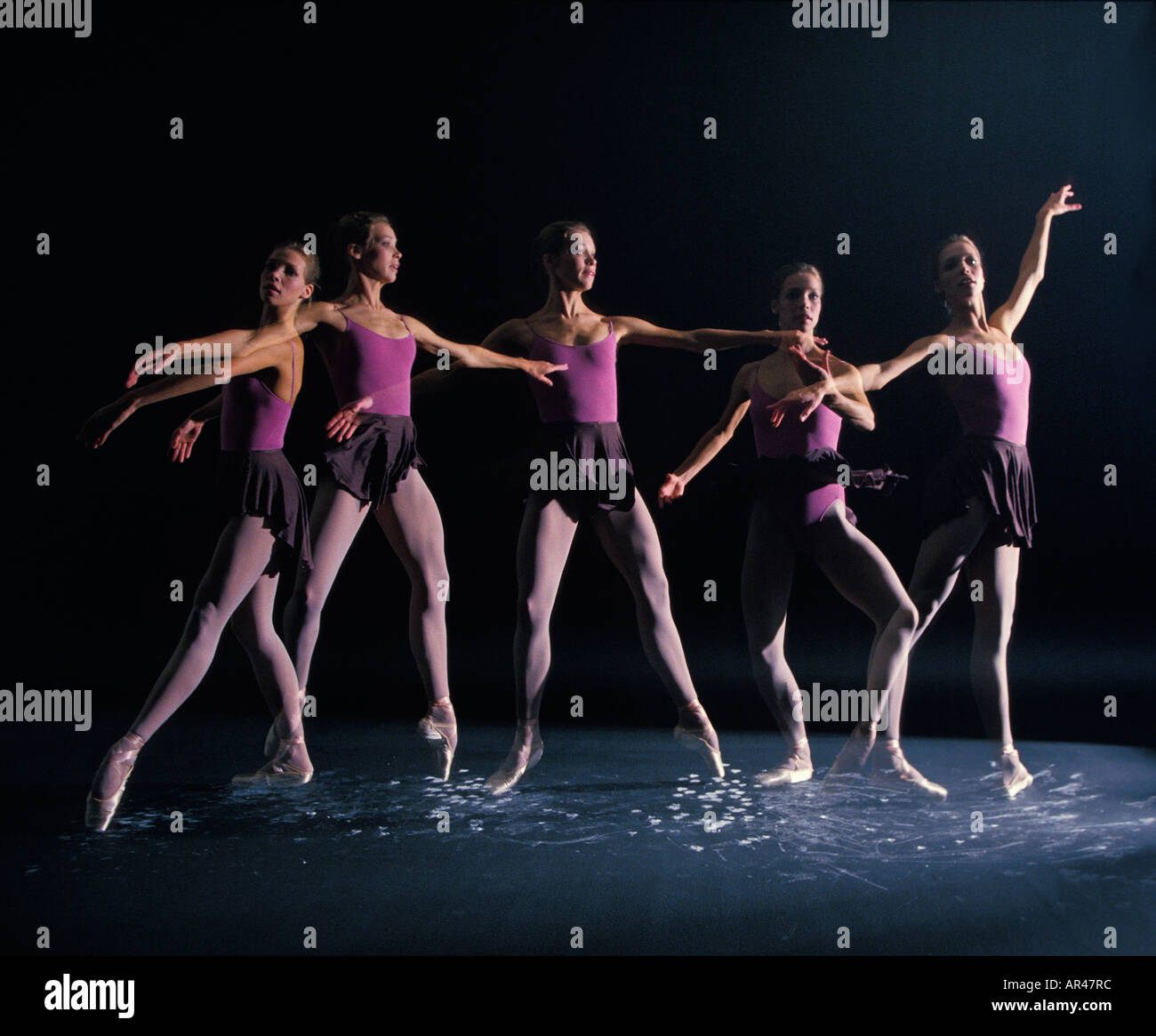 Une exposition multiple d'un danseur de ballet présente la grâce et l'élégance d'une jeune danseuse Banque D'Images