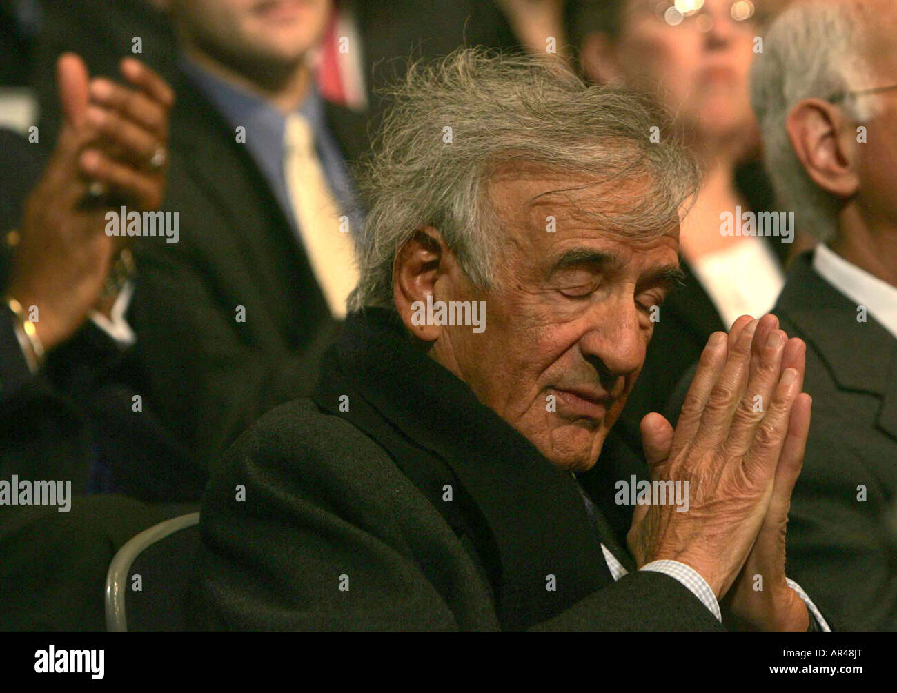 Eli Weisel écoute au Président George W. Bush parler à l'Holocaust Memorial Museum de Washington, DC, le 18 avril 2007. Banque D'Images