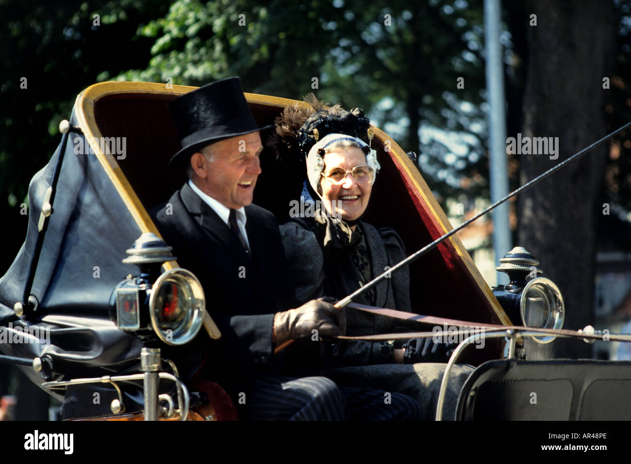 Harlingen frise poignardant anneau ou ring drive est une tradition folklorique horse panier ( lance à travers un anneau essaie de poignarder ) Nethe Banque D'Images