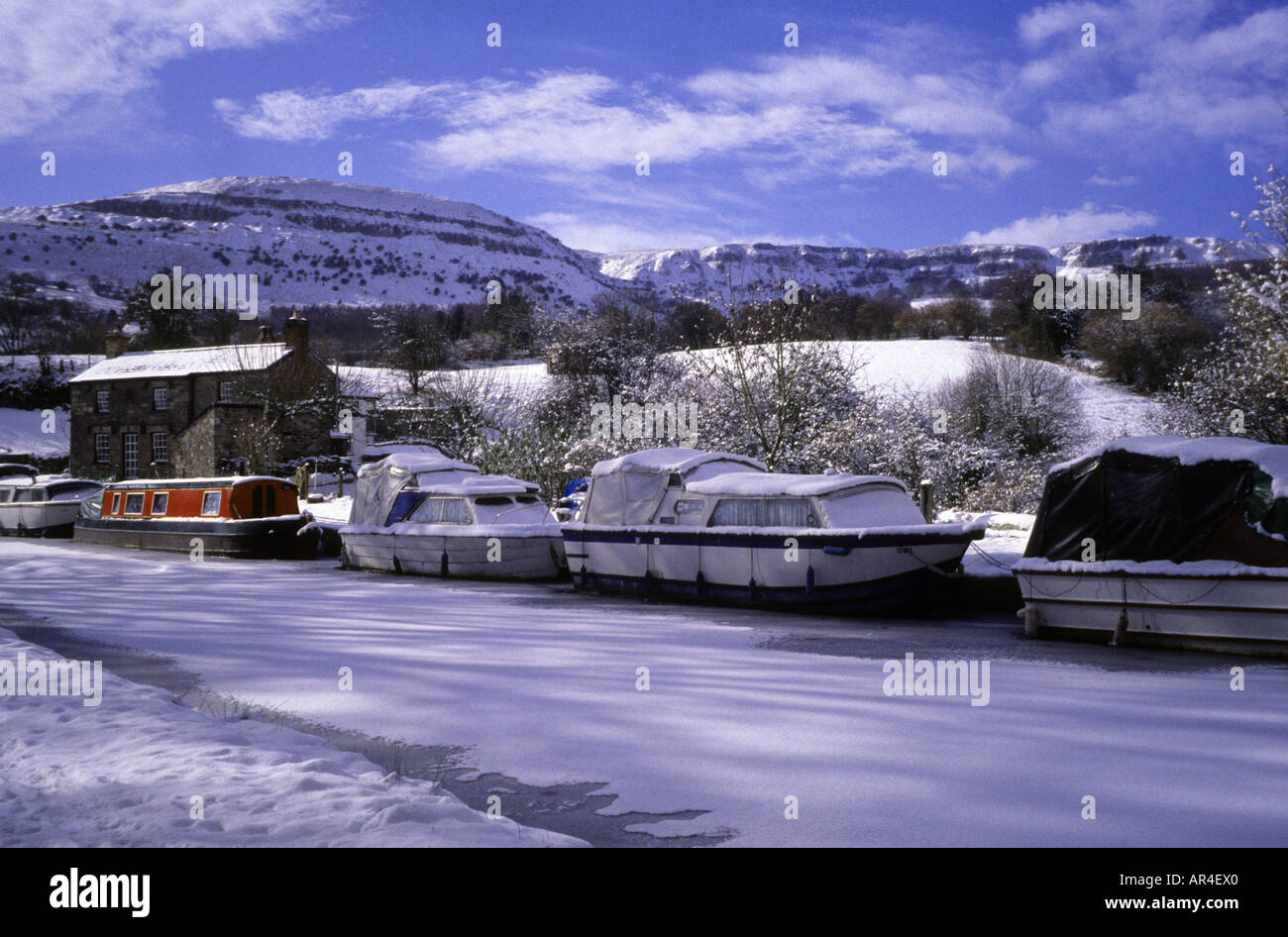 Quai cottages Powys Parc national de Brecon Beacons tous les arbres d'hiver Barges Aberhonddu Canal Cymru Wales Ice Gel Neige Febu Banque D'Images