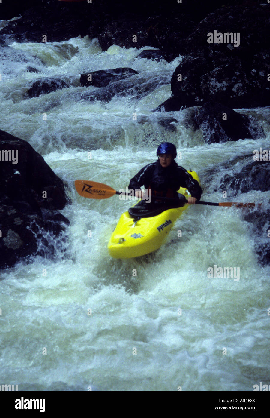 Les blancs de canoë en eau eau eau Canoe pagaie jaune blanc Cymru Cascade Chute d'eau Canoë pagaie blanche au Pays de Galles Banque D'Images