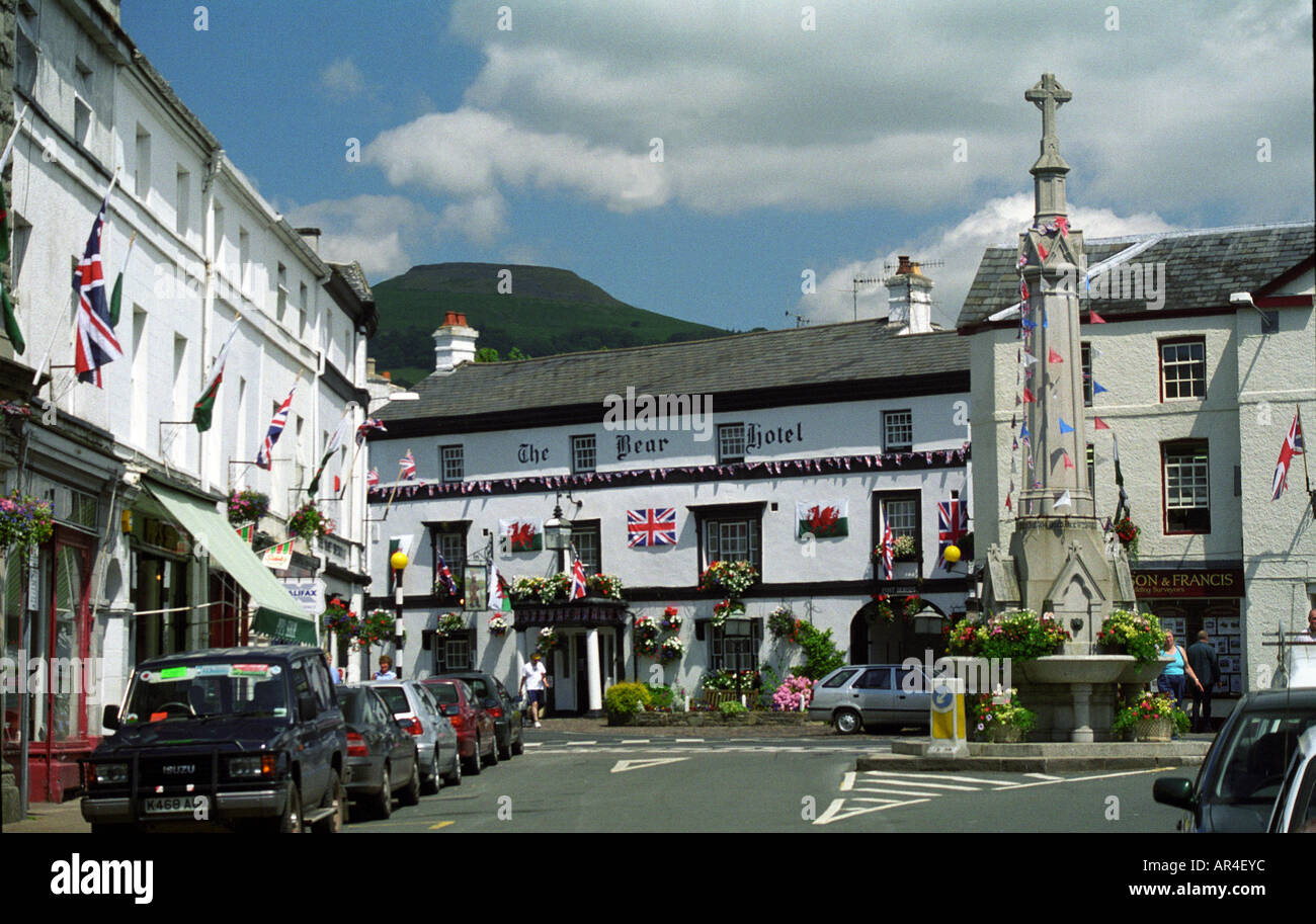 Voitures Boutiques Pelican crossing ardoises Windows Street Ville Crickhowel bâtiments Pain de Sucre War Memorial Drapeaux Queens Jubilee Bear ho Banque D'Images