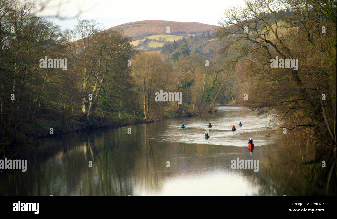 Y Garth Twyn Réflexions forestiers Canoéistes d'eau La Pêche Randonnée rivière arbres Rivière Wye Canoes Banque D'Images