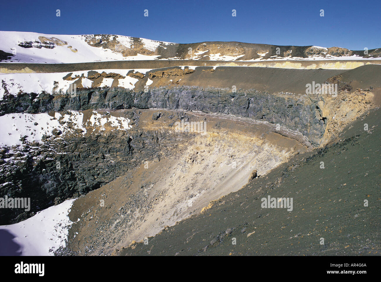 Le Kilimanjaro Reusch Crater et cendrier remarque le soufre jaune sur le bord du cratère Reusch Banque D'Images