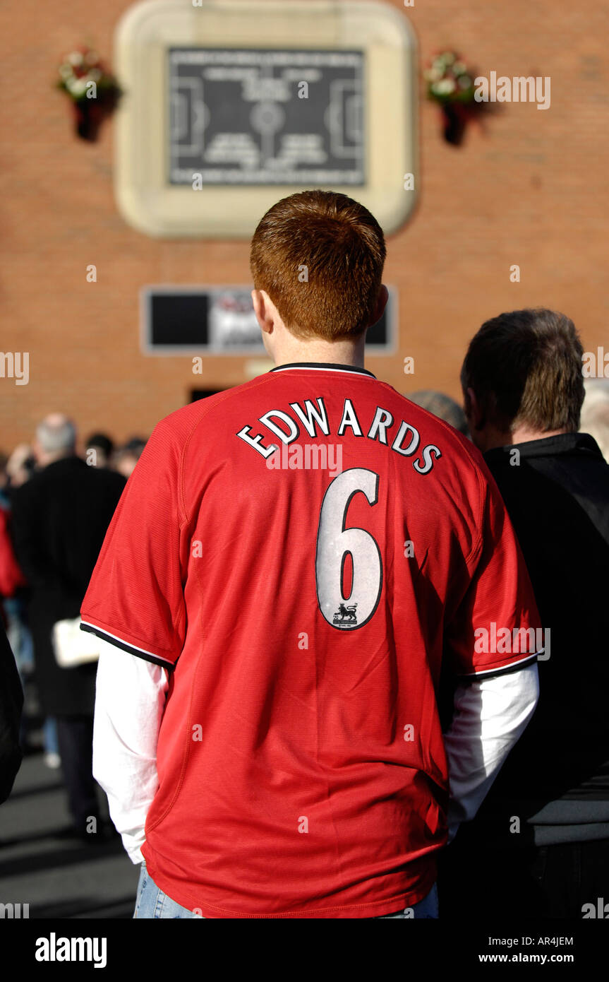 Duncan Edwards shirt partisan porter au service commémoratif Banque D'Images