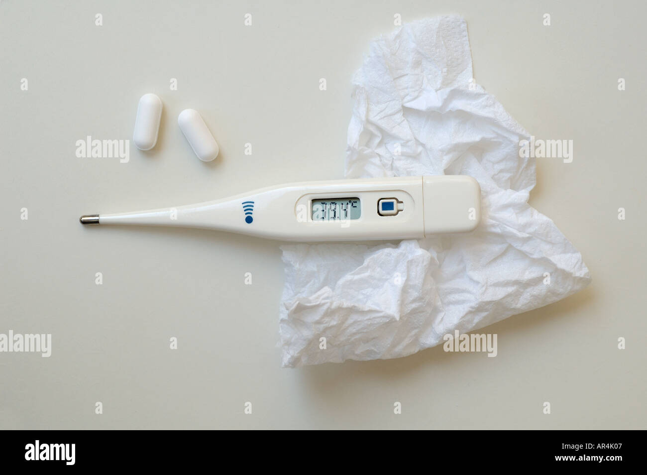 Thermomètre médical électronique numérique avec des comprimés Banque D'Images