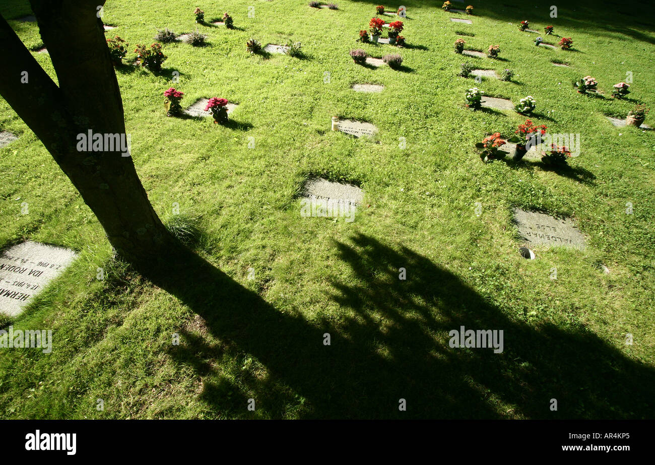 Tombes dans un cimetière au danemark Banque D'Images