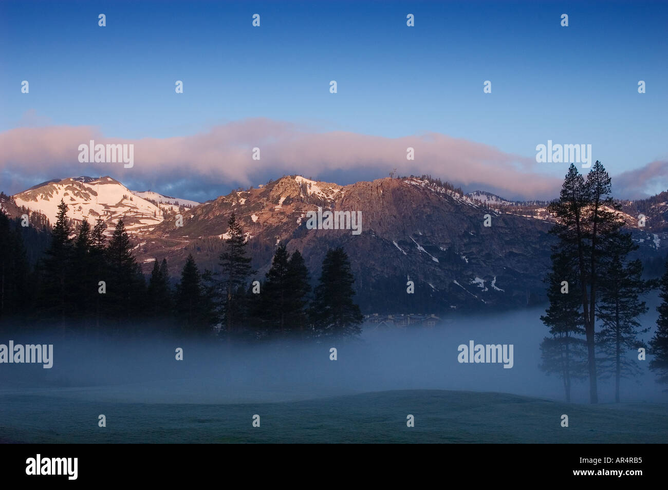 Les pics de la Sierra Nevada et la vallée olympique de brouillard à l'aube du complexe de Squaw Creek Lake Tahoe en Californie Banque D'Images