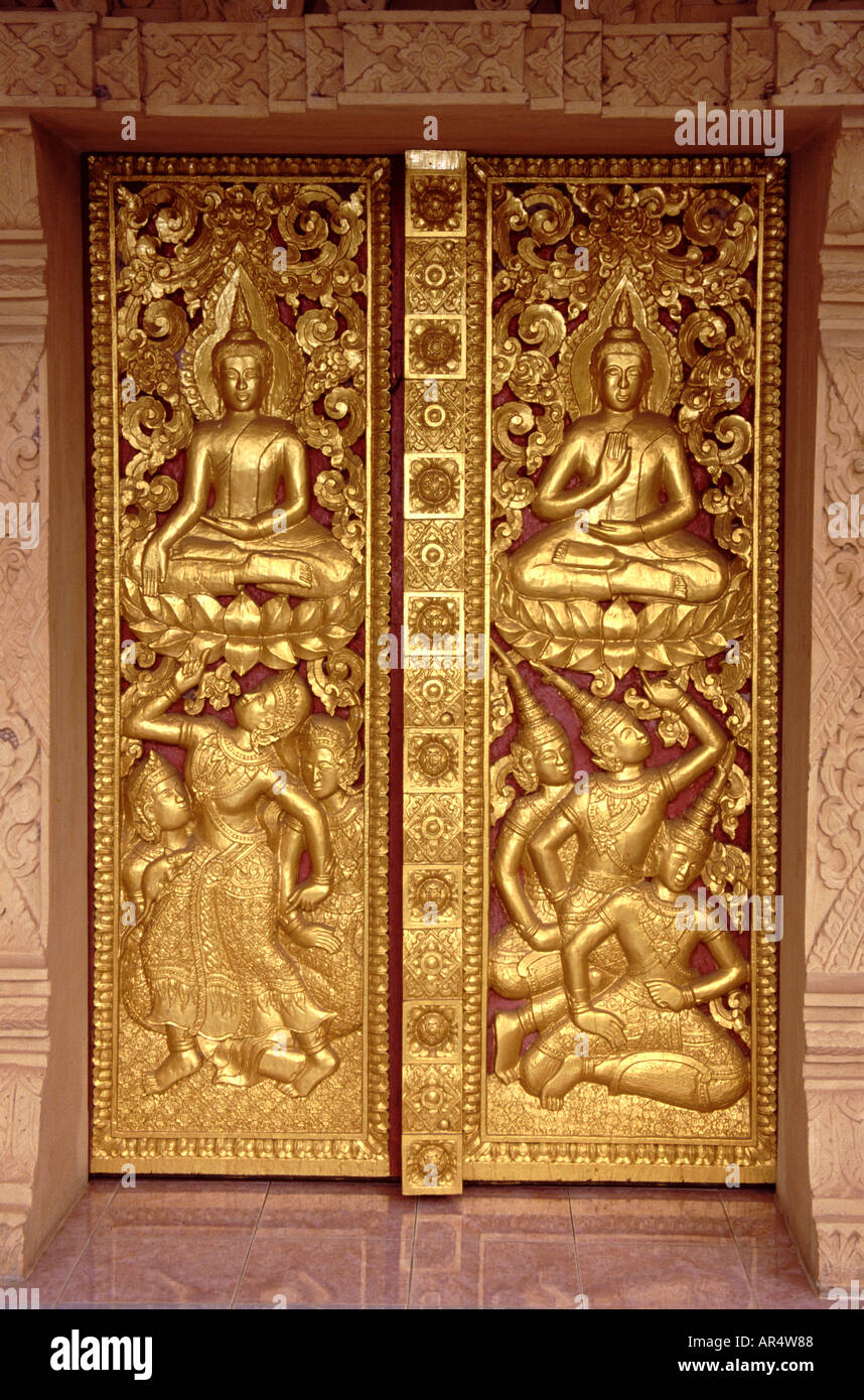 Les portes d'or à la Peace Stupa Santi Chedi à Luang Prabang au Laos Banque D'Images