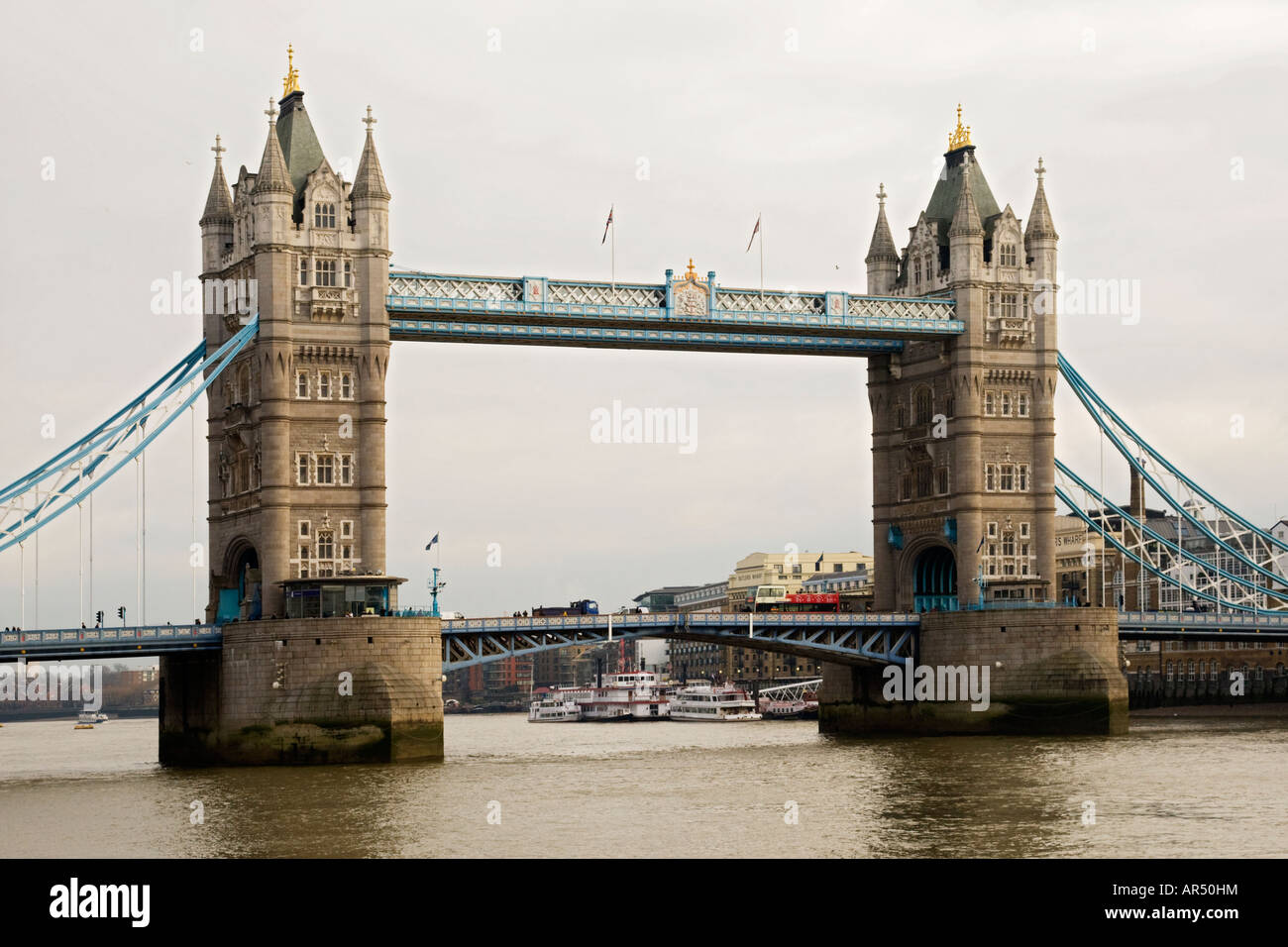Vue sur le Tower Bridge sur la Tamise à Londres, Royaume-Uni Banque D'Images